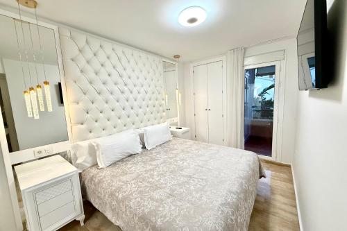 sypialnia z dużym łóżkiem i lustrem w obiekcie MARBELLA ALICATE BEACHFRONT - Luxury Apartment-2 w Marbelli