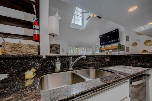 Η κουζίνα ή μικρή κουζίνα στο Upscale 1br Condo In Med Center