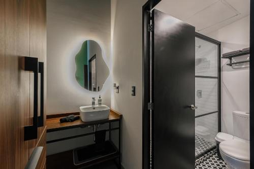 Koupelna v ubytování The Jungle Loft Tropical Comfort in a Centric Location with Kitchen