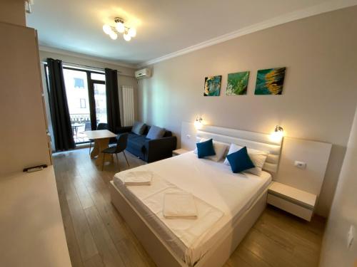 una camera da letto con un letto e un soggiorno di Solid Residence Apartments a Mamaia