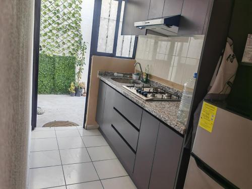 Kuchyň nebo kuchyňský kout v ubytování Sakura House