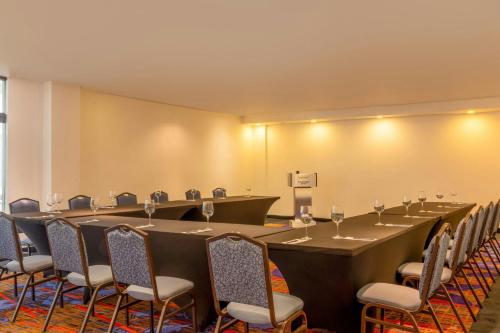 a large conference room with a long table and chairs at Courtyard Toluca Airport in Toluca