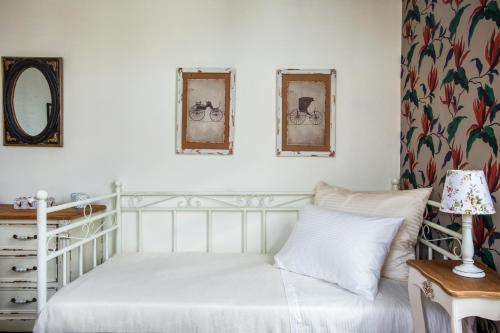 Un pat sau paturi într-o cameră la Classic Villas Ouziel
