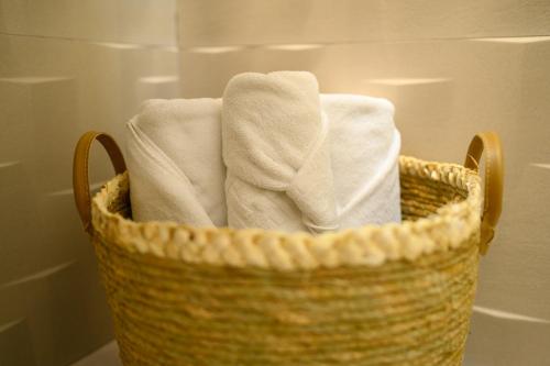 - un panier rempli de serviettes dans la salle de bains dans l'établissement Elite Studio, à Bucarest