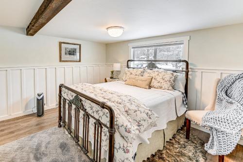 Katil atau katil-katil dalam bilik di 1 Mi to Main Street Polson Updated Home with Deck!