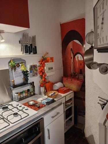 une cuisine avec une cuisinière et un comptoir dans l'établissement Le Patio, à La Celle-sous-Gouzon