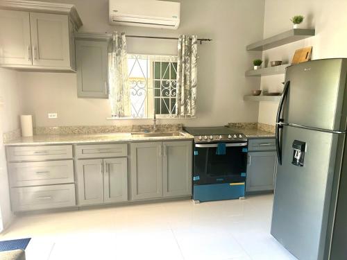Una cocina o cocineta en The Chic Haven 3 mins to Beach