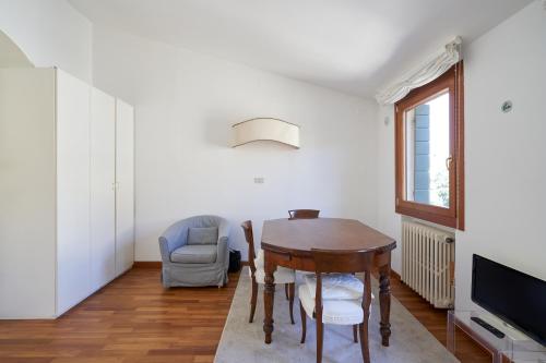 Casa Ambra la tranquillità in centro città في بادوفا: غرفة طعام مع طاولة وكرسي