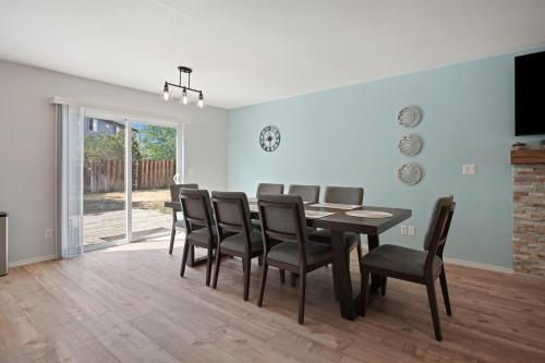 a dining room with a table and chairs at Redmond Rest in Redmond