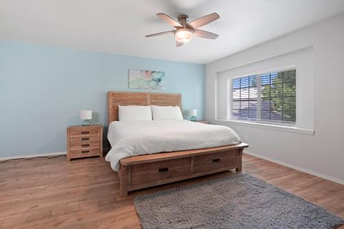 a bedroom with a bed and a ceiling fan at Redmond Rest in Redmond