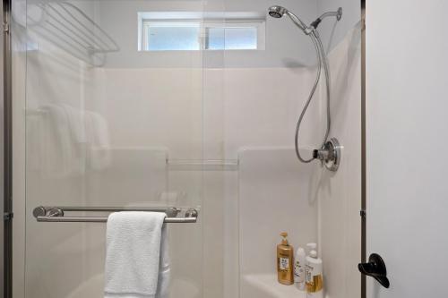 a bathroom with a shower with a glass door at Redmond Rest in Redmond