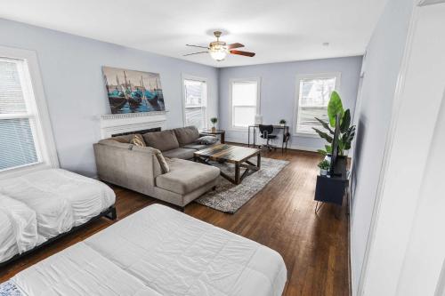 un soggiorno con un divano e un tavolo di Modern 3BD Getaway Close to Downtown& NRG I Wi-Fi & Parking a Houston