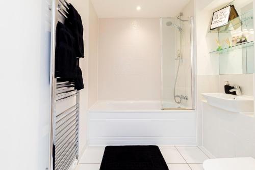 Ένα μπάνιο στο Modern 2BR Penthouse - Extended Stays, Free Parking & Fast Wi-Fi