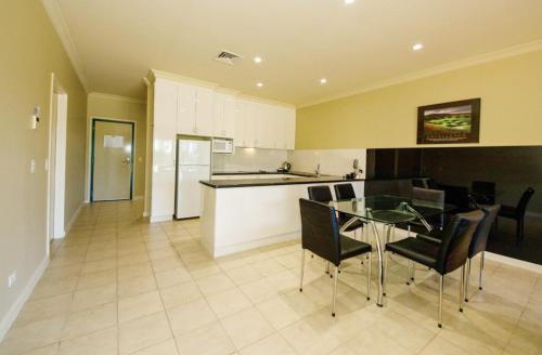 Η κουζίνα ή μικρή κουζίνα στο Yarrawonga Mulwala Golf Club