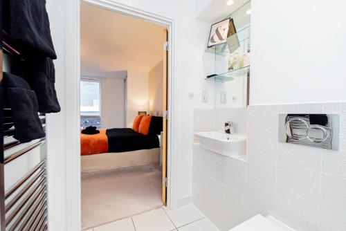 Ένα ή περισσότερα κρεβάτια σε δωμάτιο στο Modern 2BR Penthouse - Extended Stays, Free Parking & Fast Wi-Fi