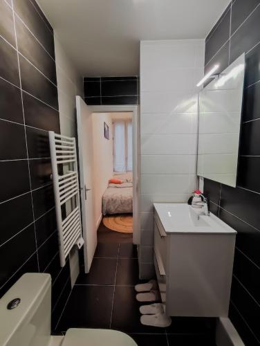 La salle de bains est pourvue d'un lavabo et de toilettes. dans l'établissement T2 centre-ville - gare, à Quimper