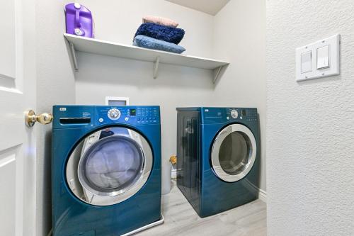 a washer and dryer in a laundry room at Vila Amor- Pool, Games and Ultimate Vegas Vibes in Las Vegas