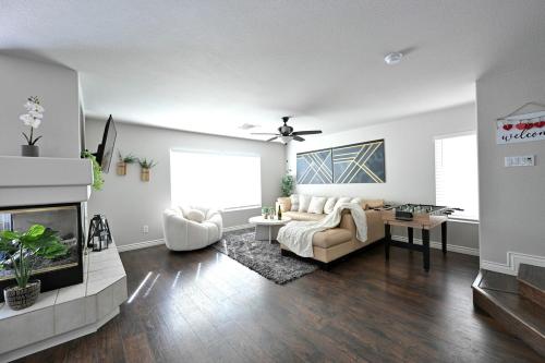 a living room with a couch and a fireplace at Vila Amor- Pool, Games and Ultimate Vegas Vibes in Las Vegas