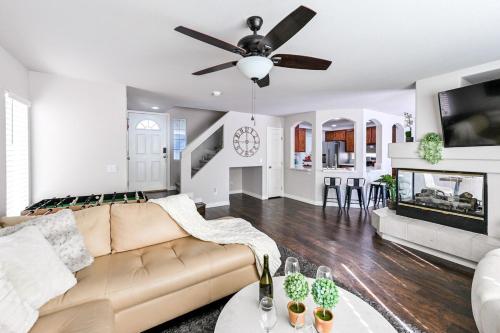 a living room with a couch and a ceiling fan at Vila Amor- Pool, Games and Ultimate Vegas Vibes in Las Vegas