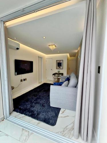 Μια τηλεόραση ή/και κέντρο ψυχαγωγίας στο Luxor Apartments - Oceanfront