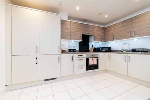 Η κουζίνα ή μικρή κουζίνα στο Modern 2BR Penthouse - Extended Stays, Free Parking & Fast Wi-Fi
