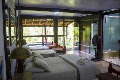 ein Schlafzimmer mit einem großen Bett in einem Zimmer in der Unterkunft Pousada Estância Vip in Cunha