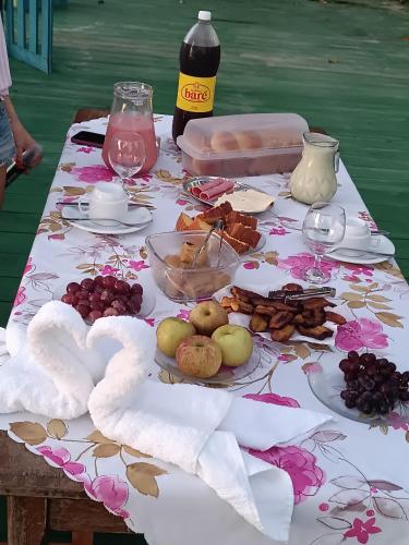 een tafel met een tafelkleed met voedsel erop bij Santa Helena do inglês in Iranduba