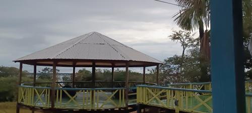 een prieel met een dak erop bij Santa Helena do inglês in Iranduba