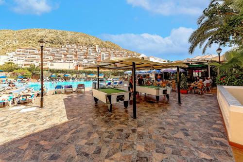 Cozy 2 bedroom apartment with pool view and 2 bathrooms in Los Cristianos
