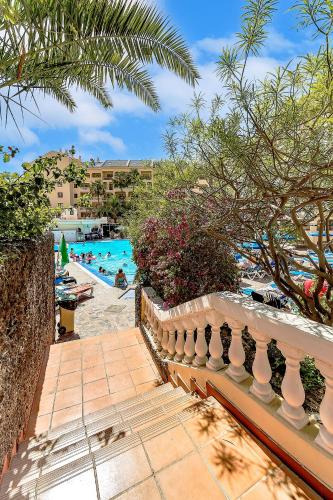 Cozy 2 bedroom apartment with pool view and 2 bathrooms in Los Cristianos
