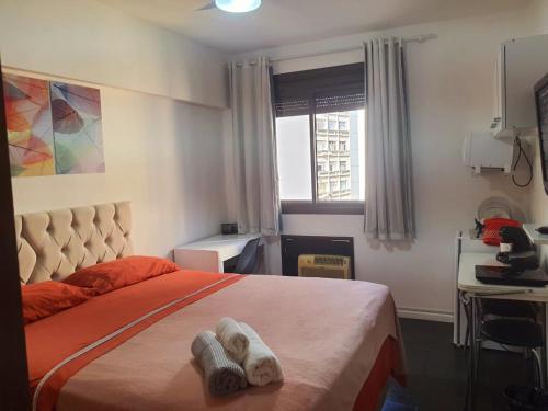 a bedroom with a bed with towels on it at Suíte independente apart hotel plaza Elysees 202B in Rio de Janeiro