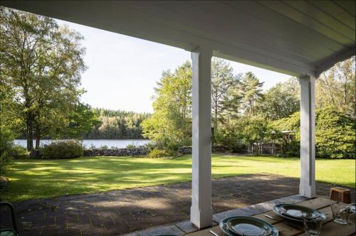 Large house on a lake near Göteborgにある庭