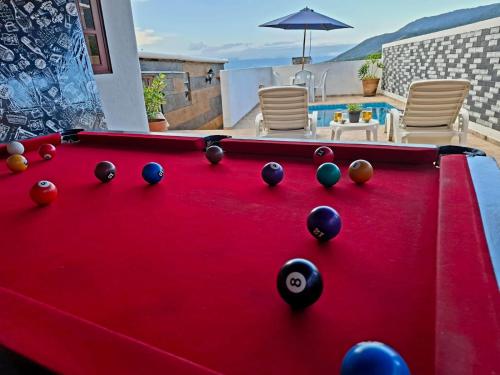 einen Billardtisch mit Bällen darauf im Hinterhof in der Unterkunft Casa Vista Baepi - Estilo Boho, Mais Streaming a 1,5km da Balsa in Ilhabela