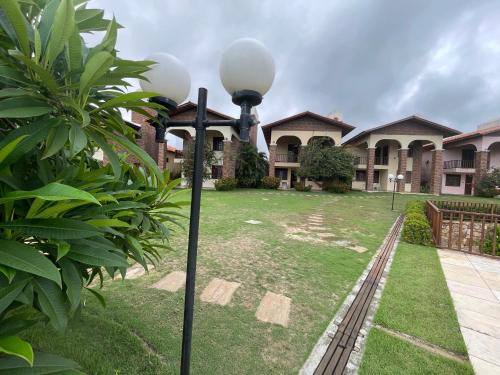 a street light in the yard of a house at Casa de Praia com vista mar e Foz do rio in Aquiraz