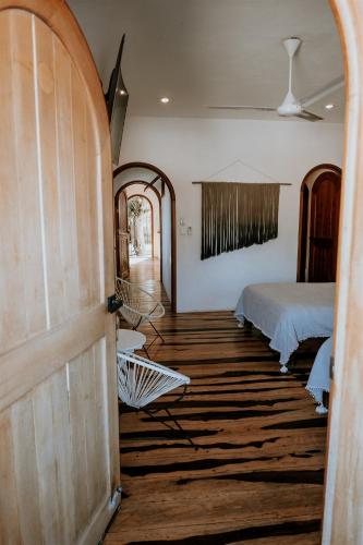 Ein Bett oder Betten in einem Zimmer der Unterkunft Apartments & Suites MADRE Holbox Self-Check IN