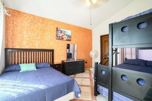 Katil atau katil-katil dalam bilik di Spacious House with Pool in Lomas de Cocoyoc 3 Bedrooms