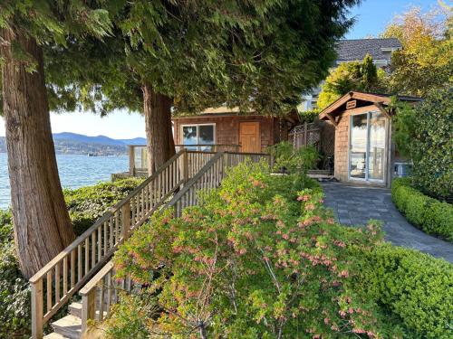 Gambar di galeri bagi Beach Hideaway Sea to Sky Loft di Sechelt