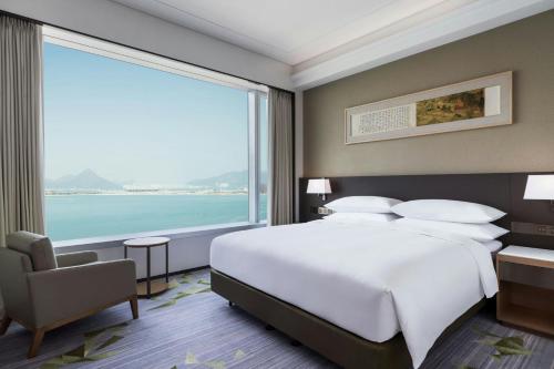Una cama o camas en una habitación de Sheraton Hong Kong Tung Chung Hotel