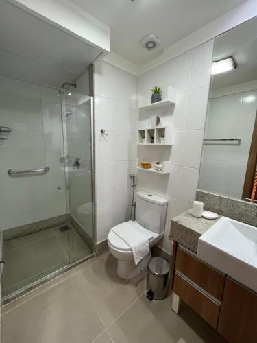 a bathroom with a shower and a toilet and a sink at Vista da Pedra Flat em Pedra Azul in Pedra Azul