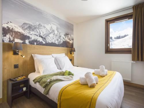 une chambre avec un grand lit avec des serviettes dessus dans l'établissement Chalet in French Alps with Premium Comfort, à Hauteluce
