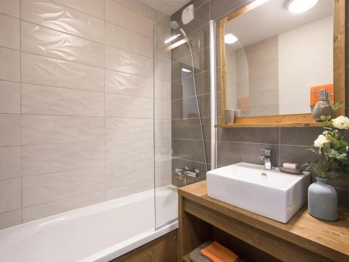 une salle de bain avec un lavabo blanc et une douche dans l'établissement Chalet in French Alps with Premium Comfort, à Hauteluce