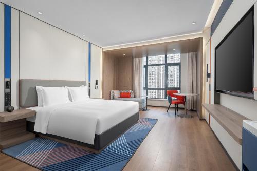 Ένα ή περισσότερα κρεβάτια σε δωμάτιο στο Holiday Inn Express Chenzhou Suxian by IHG