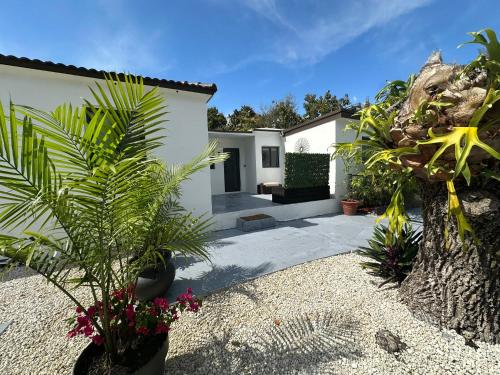 una casa con plantas delante de ella en Artful Luxury in Miami Most Iconic Spot, en Miami