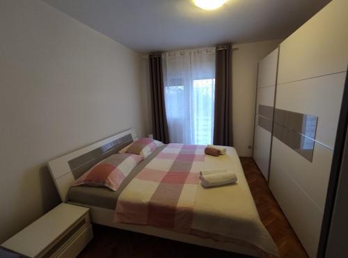 Apartments by the sea Banjol, Rab - 23094