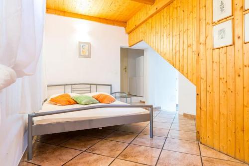 Ένα ή περισσότερα κρεβάτια σε δωμάτιο στο Holiday house with WiFi Dubrovnik - 23839