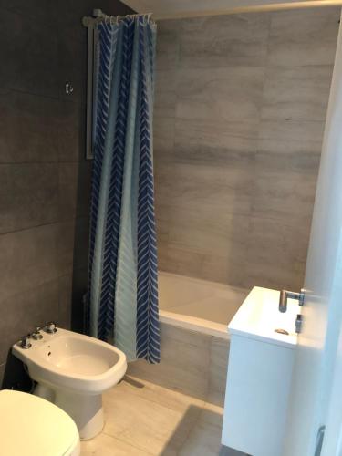 a bathroom with a toilet and a tub and a sink at Las Piedras in Pilar