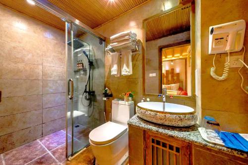 Ένα μπάνιο στο Quiet Garden Inn Lijiang Old Town Branch