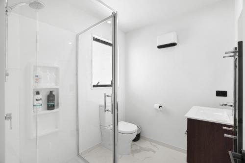 Bilik mandi di Mallside Retreat close to city