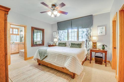 Ένα ή περισσότερα κρεβάτια σε δωμάτιο στο Mountain Time Cashiers Condo with Deck and Views!