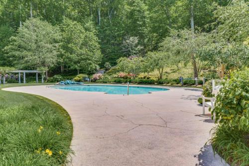 Πισίνα στο ή κοντά στο Mountain Time Cashiers Condo with Deck and Views!